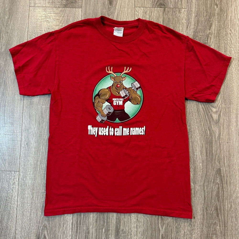 RETRO XMAS GYM GRAPHIC TEE